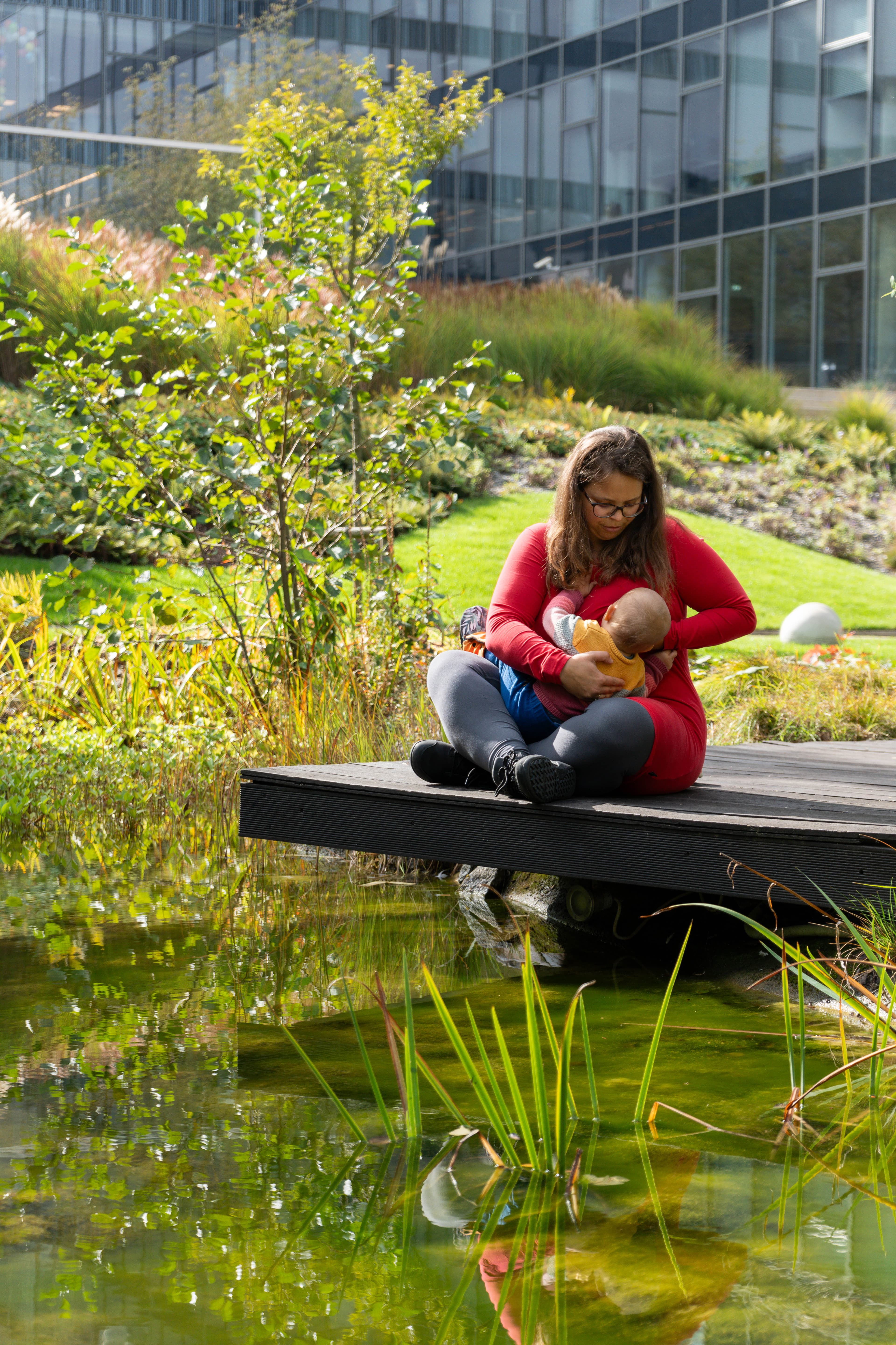 Maminka kojí miminko v parku